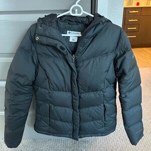 Columbia black short puffer - size medium, good condition